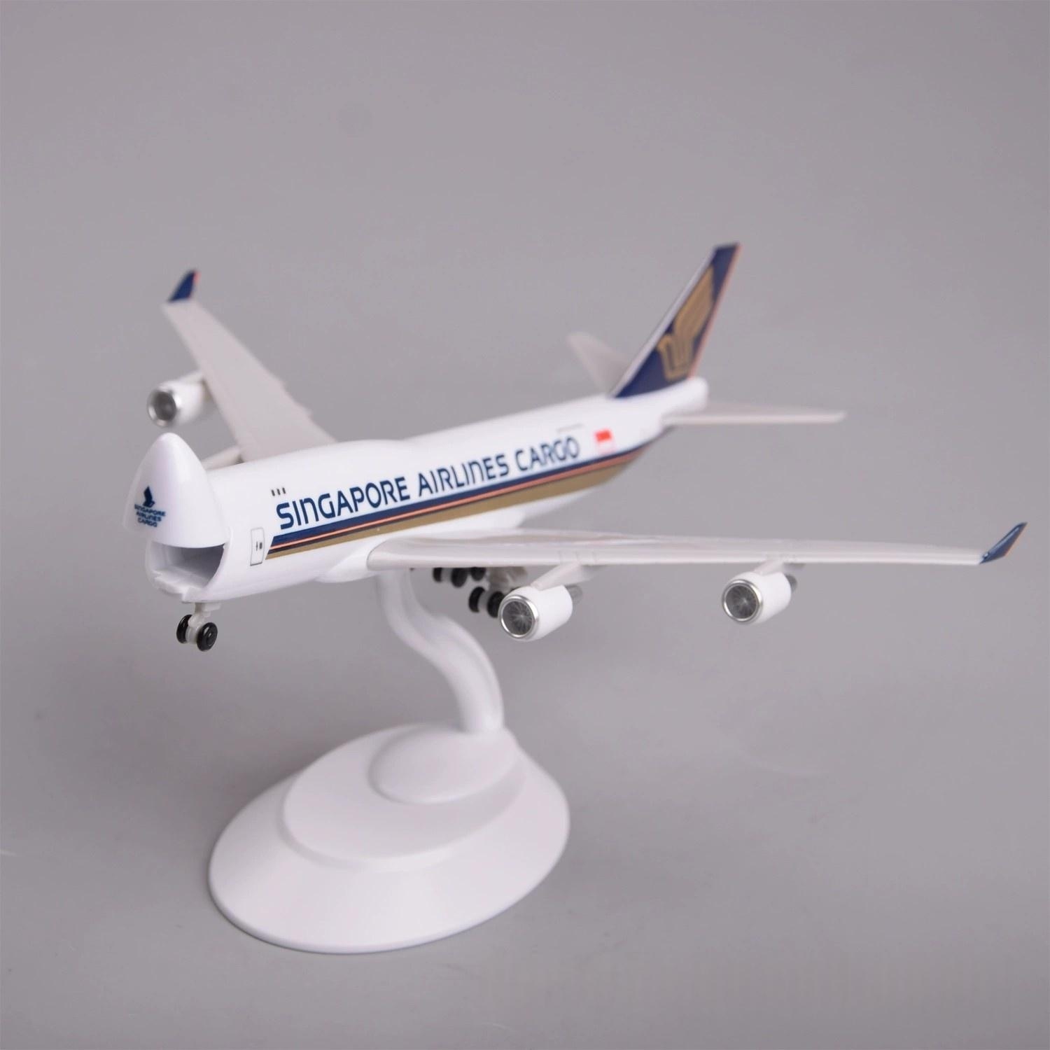 Model Kit Singapore - 20cmプラスチック製模型航空機 B747-400 シンガポール・カーゴ・エアラインズ ハッチ開閉可能 ミニチュア飛行機模型 スタンド・ホイール付き